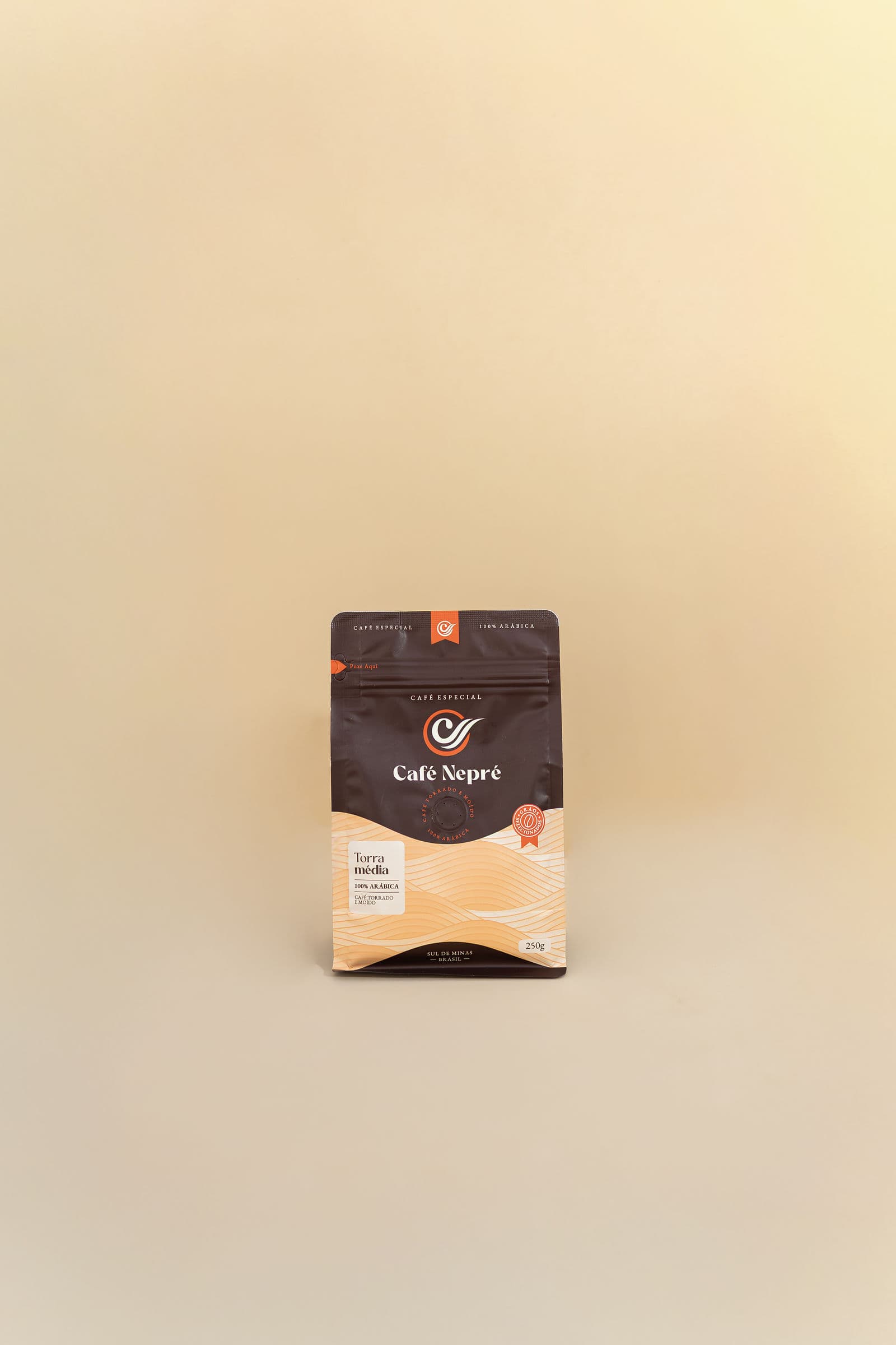 Pacote do Café Nepré Especial sobre fundo creme