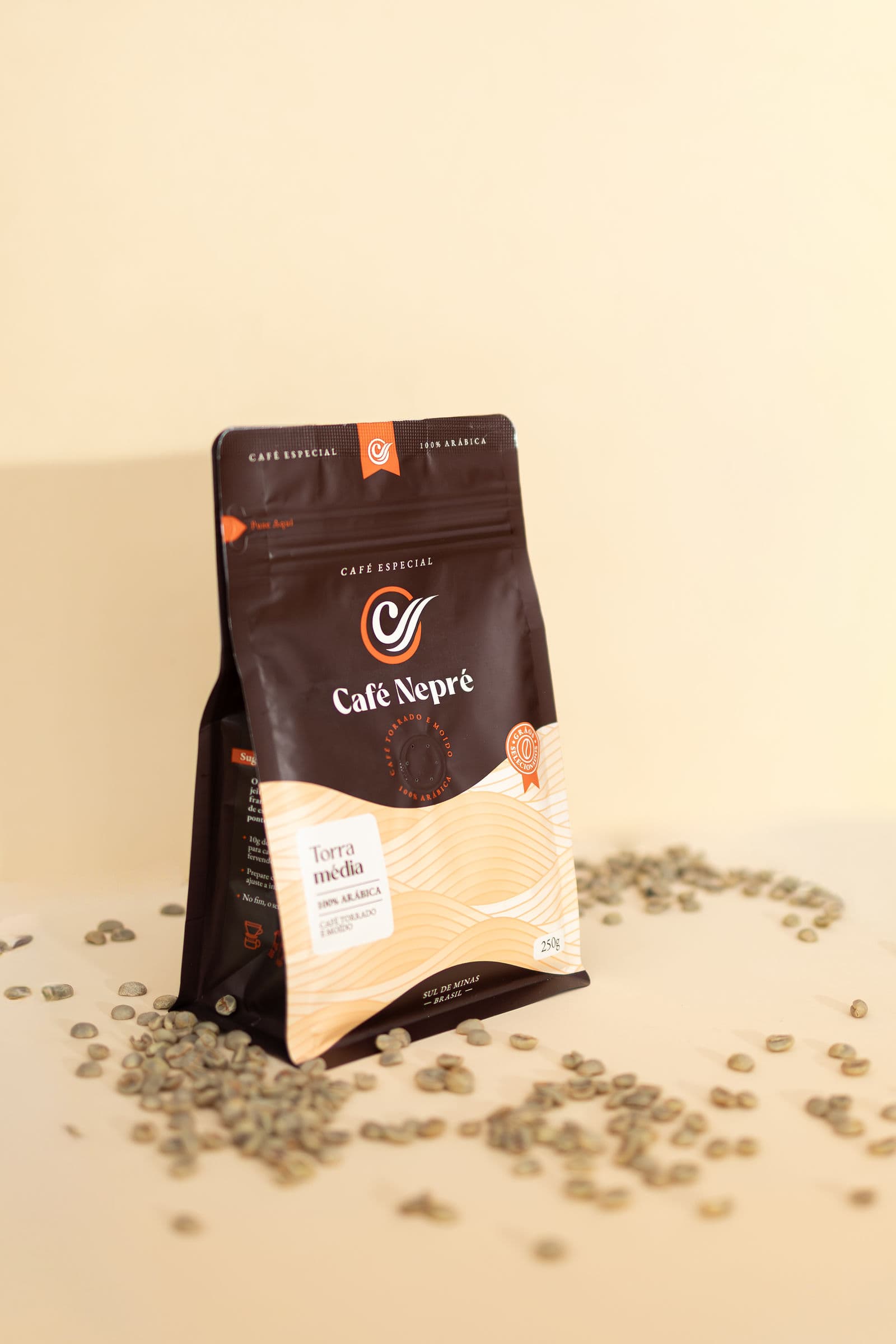 Pacote do Café Nepré Especial torra média cercado de grãos de café verdes
