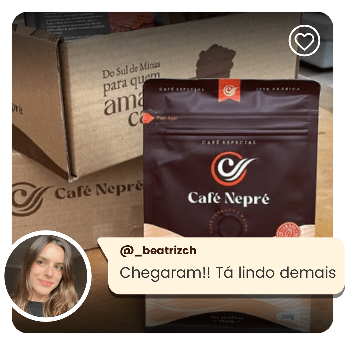 @_beatrizch: “Chegaram!! Tá lindo demais”.caixa do Café Nepré aberta com o pacote na mesa